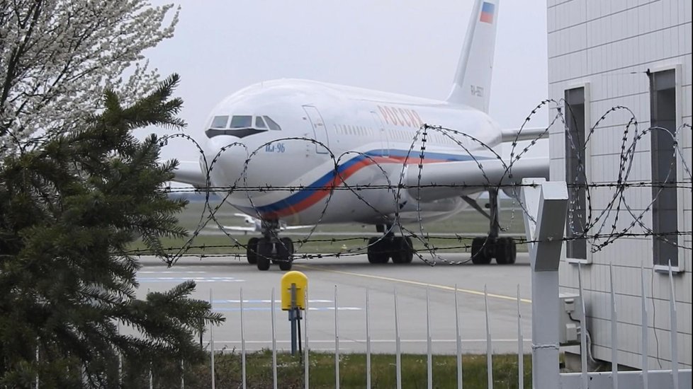 Ruský Iljušin přiletěl pro vyhoštěné ruské diplomaty. Přistál na Letišti Václava Havla (19. 4. 2021)