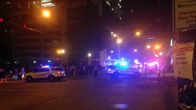 Na univerzitě v americkém státě Illinois se střílelo, pět lidí bylo podle úřadů zraněno. Poblíž univerzity v Bostonu dva útočníci pobodali šest lidí.