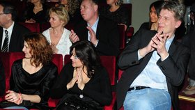 Zatímco Ilona Csáková si premiéru muzikálu Baron Prášil vychutnávala v pohodlném sedadle, její přítel Radek Voneš se musel spokojit s židlí...