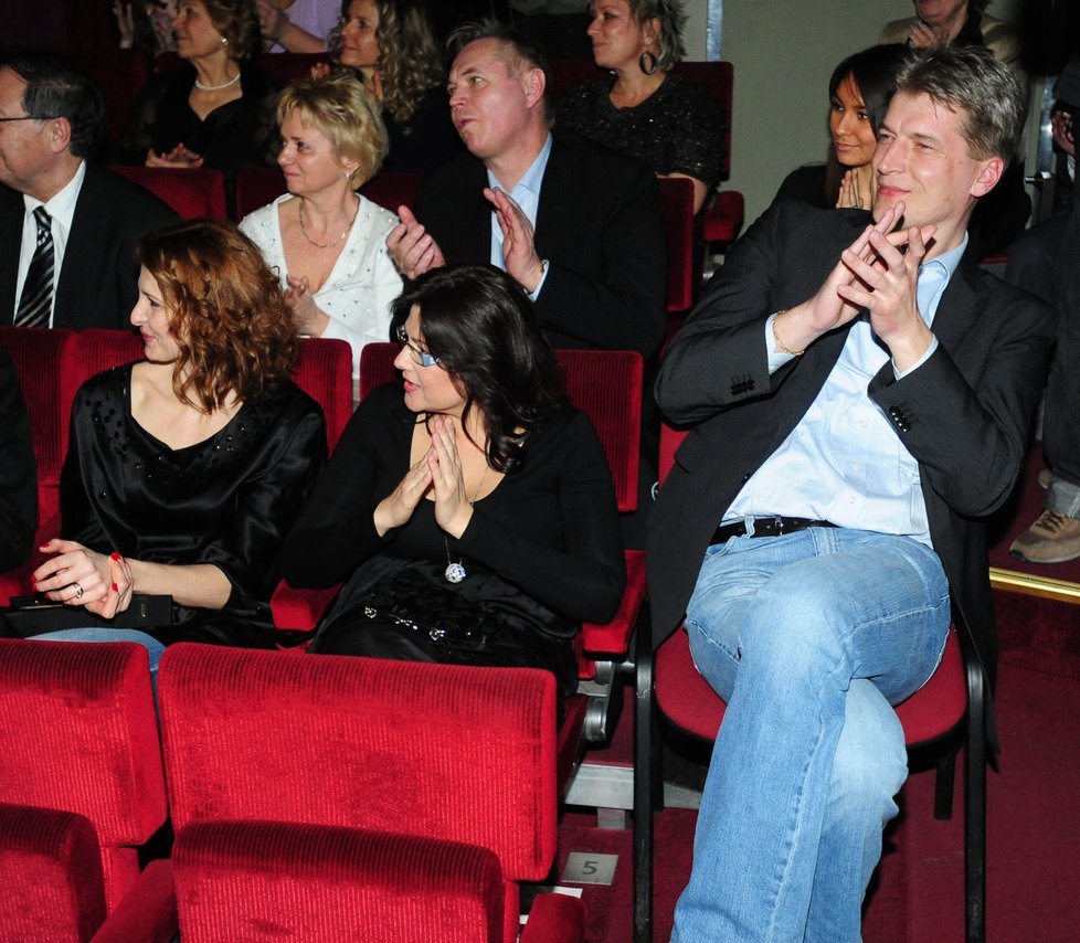 Zatímco Ilona Csáková si premiéru muzikálu Baron Prášil vychutnávala v pohodlném sedadle, její přítel Radek Voneš se musel spokojit s židlí...