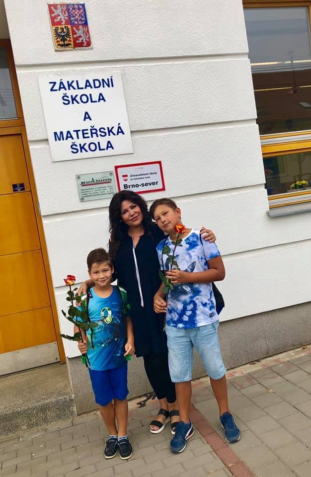 Ilona Csáková se syny Danielem a Dominikem (2019)