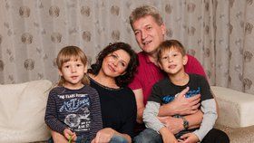 Své tři kluky, Daniela (7), Dominika (4) a Radka (45) Ilona Csáková miluje nade vše. Oba rodiče se snaží být dvěma synům především dobrým vzorem.