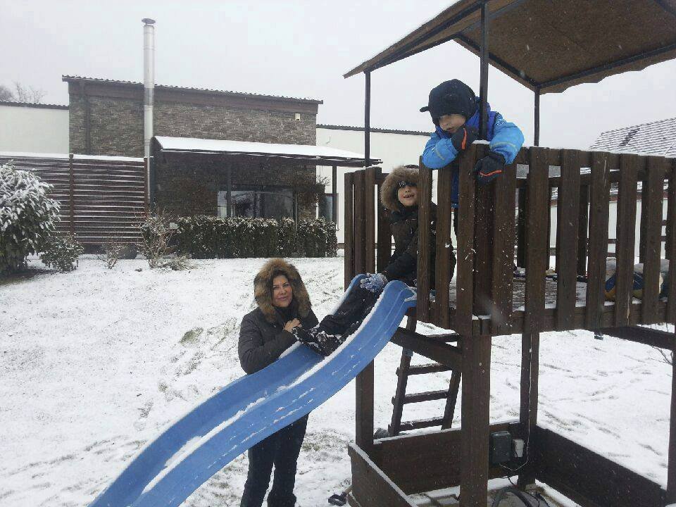 Na Nový rok si Ilona užívala aspoň tu trochu sněhu se svými dětmi.