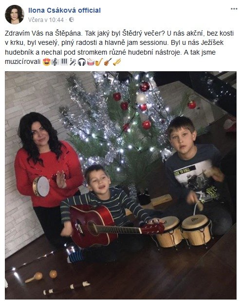 Ilona Csáková se syny testovala vánoční dárky.