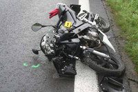 Motorkář (18) vjel u Prahy do protisměru a srazil se s dodávkou. Nezletilá spolujezdkyně zemřela!