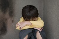 Plačící kluk (7) hledal v nočním Brně mámu: Chlastala s kamarádem v parku!