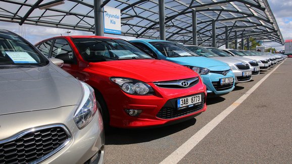 Cena ojetin v Česku klesá! Snížil se však i počet aut v bazarech