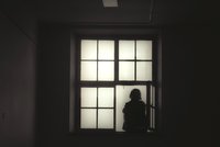 Dívka (15) vypadla z okna: Bojuje o život