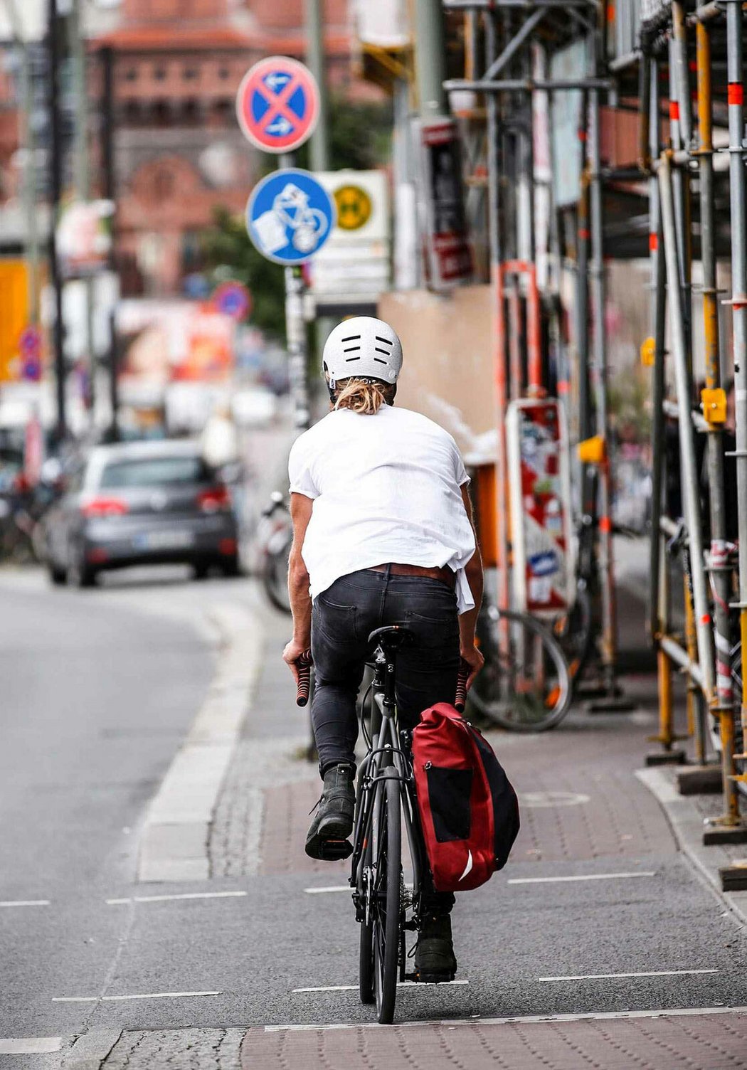 Na boční vítr lze usuzovat z pohybů rizikovějších účastníků provozu, například cyklistů. Pozor ale na to, že jízda na kole je přirozeně vlnovitá.
