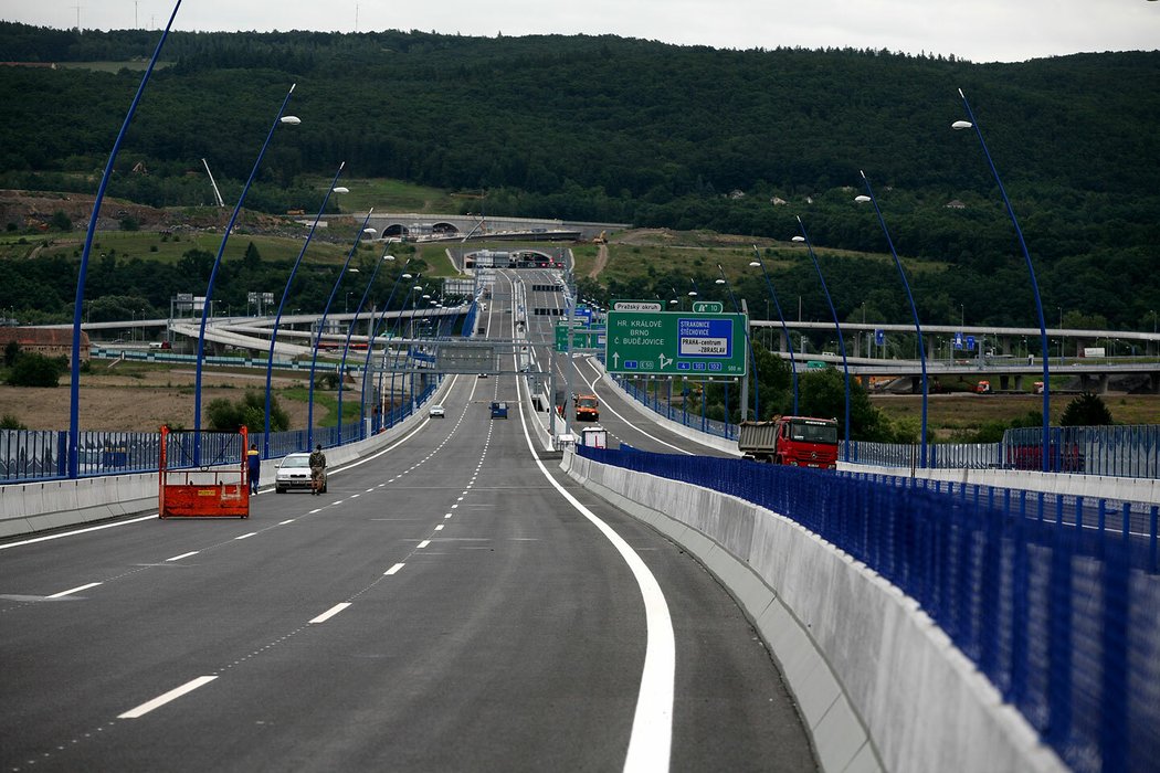 Radotínský most, dominanta jižní části Pražského okruhu, těsně před svým otevřením v roce 2010