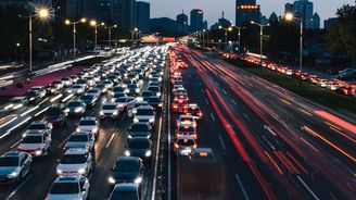 Navigace s AI nečeká na reálný kolaps dopravy. Z historických dat provoz předvídá a řidiče pošle na objízdnou trasu předem. Navigace s AI nečeká na reálný kolaps dopravy. Z historických dat provoz předvídá a řidiče pošle na objízdnou trasu předem.