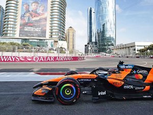 Chaotickou Velkou cenu Ázerbájdžánu 2026 vyhrál George Russell před oběma jezdci Red Bullu