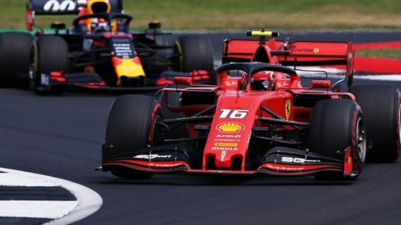 V Británii vyhrál Hamilton. Ostrou bitvu red bullů a ferrari ukončila kolize Vettela a Verstappena