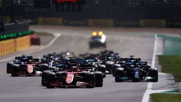Hamilton kolidoval s Verstappenem a dostal penalizaci. Přesto si dojel pro osmé vítězství v GP Velké Británie