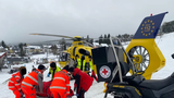 Německý lyžař v Krušných horách narazil do stromu a vážně se zranil: Letěl pro něj vrtulník