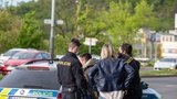 Opilá dívka (20) v Hradci Králové se vrhla na policisty: Jednomu div neukousla malíček!