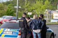 Opilá dívka (20) v Hradci Králové se vrhla na policisty: Jednomu div neukousla malíček!
