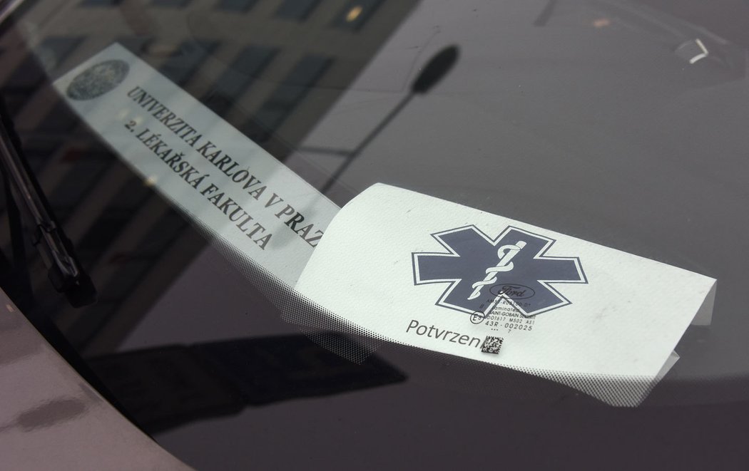 Zdravotníci poskytující domácí péči mohou využít parkovacích úlev pro lékaře ve službě. Patří k tomu možnost označit své auto kartičkou za oknem.