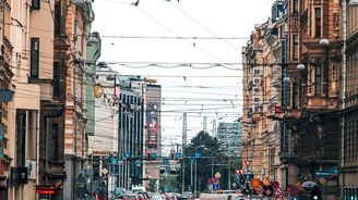 Případné chybějící informace o stavbách či uzavírkách navigace samozřejmě nezapočte ani do trasy cesty ani do výpočtu času Případné chybějící informace o stavbách či uzavírkách navigace samozřejmě nezapočte ani do trasy cesty ani do výpočtu času