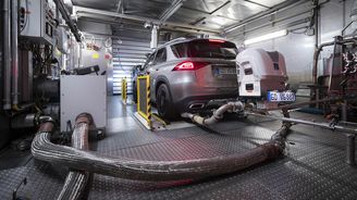 Už teď počítají automobilky emisní pokuty v miliardách. Buď ony, nebo zavřou továrny Už teď počítají automobilky emisní pokuty v miliardách. Buď ony, nebo zavřou továrny