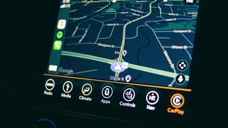 Navigace s AI nečeká na reálný kolaps dopravy. Z historických dat provoz předvídá a řidiče pošle na objízdnou trasu předem. Navigace s AI nečeká na reálný kolaps dopravy. Z historických dat provoz předvídá a řidiče pošle na objízdnou trasu předem.