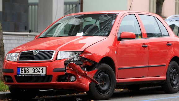 Mrtvý úhel je pořád strašákem spousty řidičů v Česku. Prevence je přitom snadná