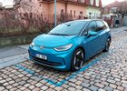 Výhoda pro elektromobily v Praze nakonec platí až do konce roku. Přitom už dva týdny platit neměla 