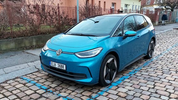 Výhoda pro elektromobily v Praze nakonec platí až do konce roku. Přitom už dva týdny platit neměla 