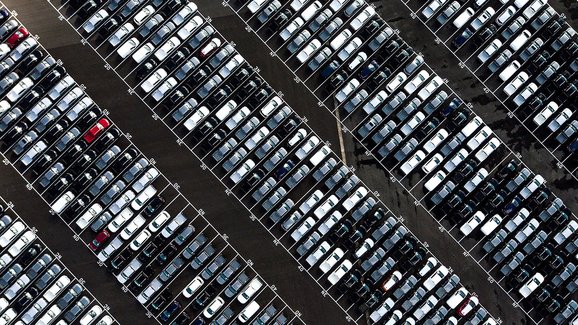 Prodej nových osobních aut v EU loni klesl o 4,6 procenta, v Česku více