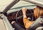 Ženy mají podle studie dvakrát větší šanci, že po nehodě zůstanou uvězněné ve vozidle