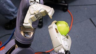 Vědci naučili robota vařit. Podle YouTube