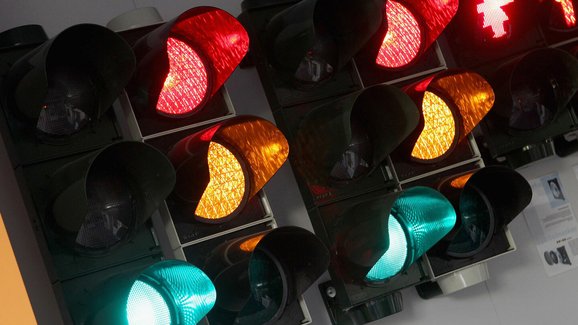 Tříbarevný semafor slaví 100 let: Kde se poprvé objevil a kdo jej vymyslel?