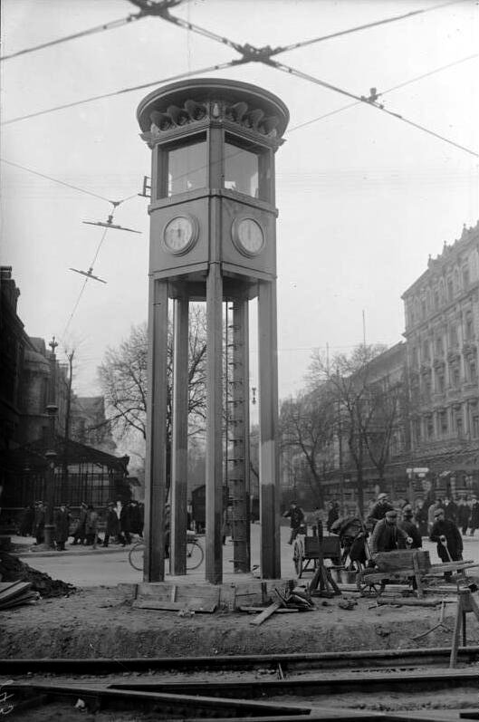 Elektricky ovládaný semafor na Potsdamer Platz v Berlíně