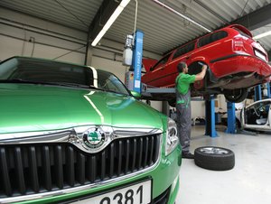 Auto v servisu? Náhradní doprava nemusí stát ani korunu navíc