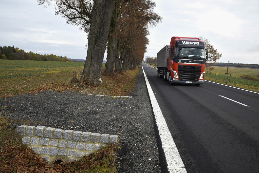 Smrtelně nebezpečná místa jako tento mostek na českých silnicích příliš neubývají