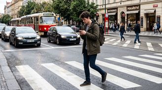 Slováci vyhlásili válku chodcům. Zakážou jim na přechodech používat mobily Slováci vyhlásili válku chodcům. Zakážou jim na přechodech používat mobily