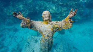 Palermo láká turisty na podmořskou sochu Ježíše Krista