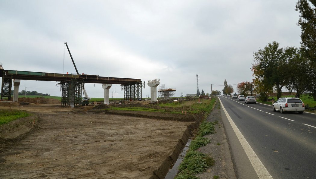 Stavba mostu na budoucí dálnici D4 mezi Příbramí a Pískem, která je pilotním projektem stavby formou PPP