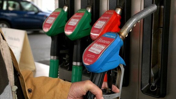 Vláda schválila snížení spotřební daně na naftu a benzin o 1,5 Kč 