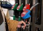 Vláda schválila snížení spotřební daně na naftu a benzin o 1,5 Kč 