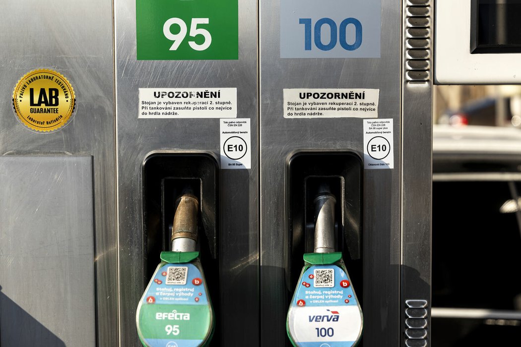 Verva 100 od Orlenu je jediným 100oktanovým palivem v ČR s normou E10, biolíh však neobsahuje a mohou ji tankovat i auto, která mají předepsané palivo E5.