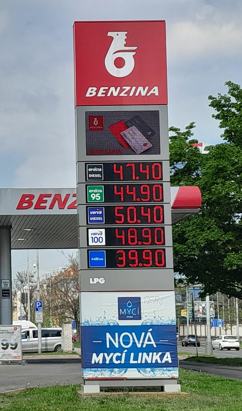 Květen 2022: Opačný stav cen paliv přinesla další globální krize v podobě konfliktu na Ukrajině. A tak si čeští motoristé od jara zvykají na ceny začínající čtyřkou.