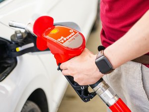 Vláda od října obnoví regulaci cen paliv a zastropuje ceny