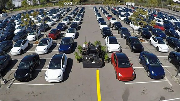 Polovinu prodaných aut v Číně a USA budou do 2030 činit elektromobily