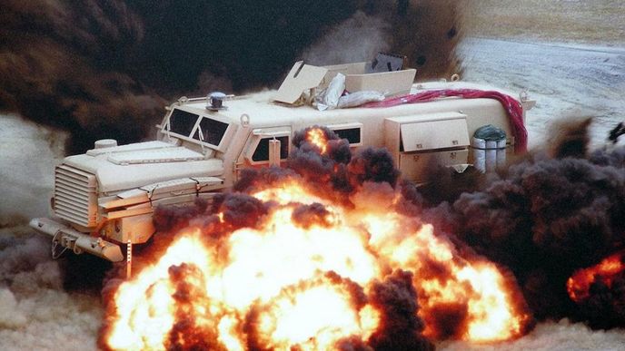 ilustrační foto výbuchu nálože pod vojenským vozidlem typu MRAP