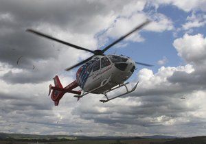 Na Nymbursku narazilo auto do stromu: Při nehodě se zranili tři lidé, na místě zasahoval vrtulník (ilustrační foto)