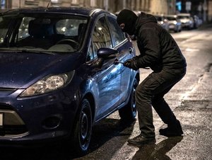 Ford vymýšlí auto, které samo ujede před zloději. Patent počítá i s parkováním u zdi