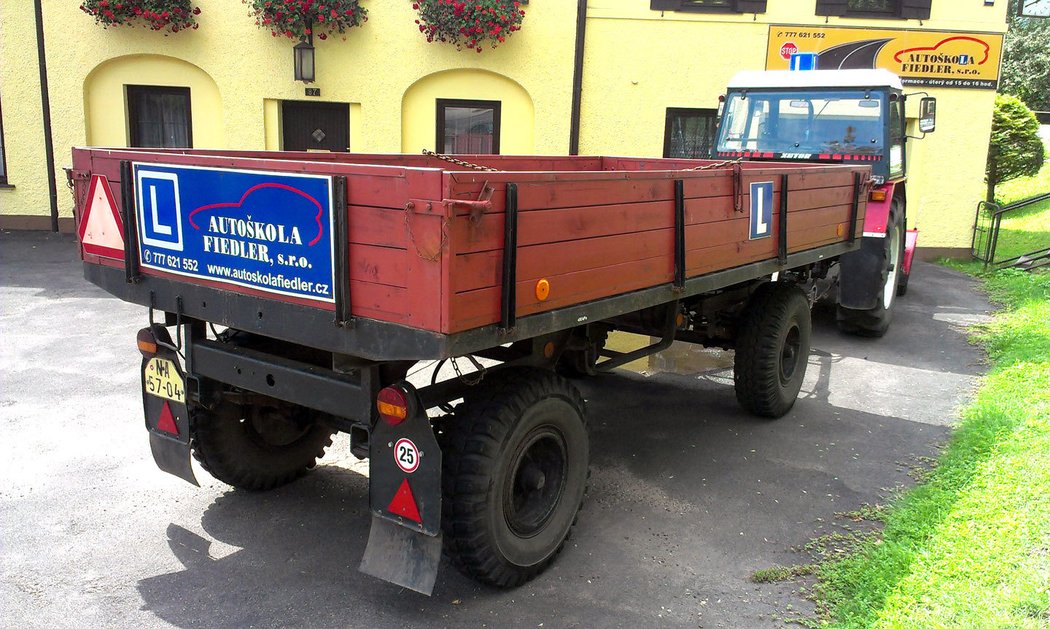 Vrací se dřívější praxe, kdy držitelé řidičských oprávnění skupiny C na nákladní auta mohou řídit automaticky i traktory, na něž jinak existuje speciální skupina T.