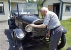 Sedmaosmdesátiletý senior řídí už 70 let stejný Ford Model T