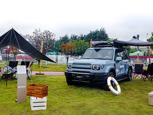 Potlesk z reproduktoru a ostuda tam, kam zákazník nedohlédne. Jen technologie čínským automobilkám nevystačí